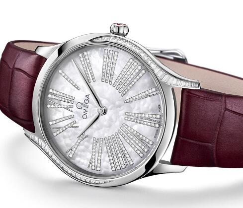 The timepiece looks elegant and attractive.